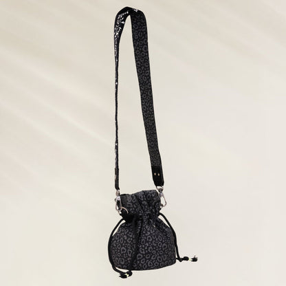 Bolsa Pequena com Cordão e Alça Ajustável da marca Maaji, ideal para uso diário e ocasiões informais