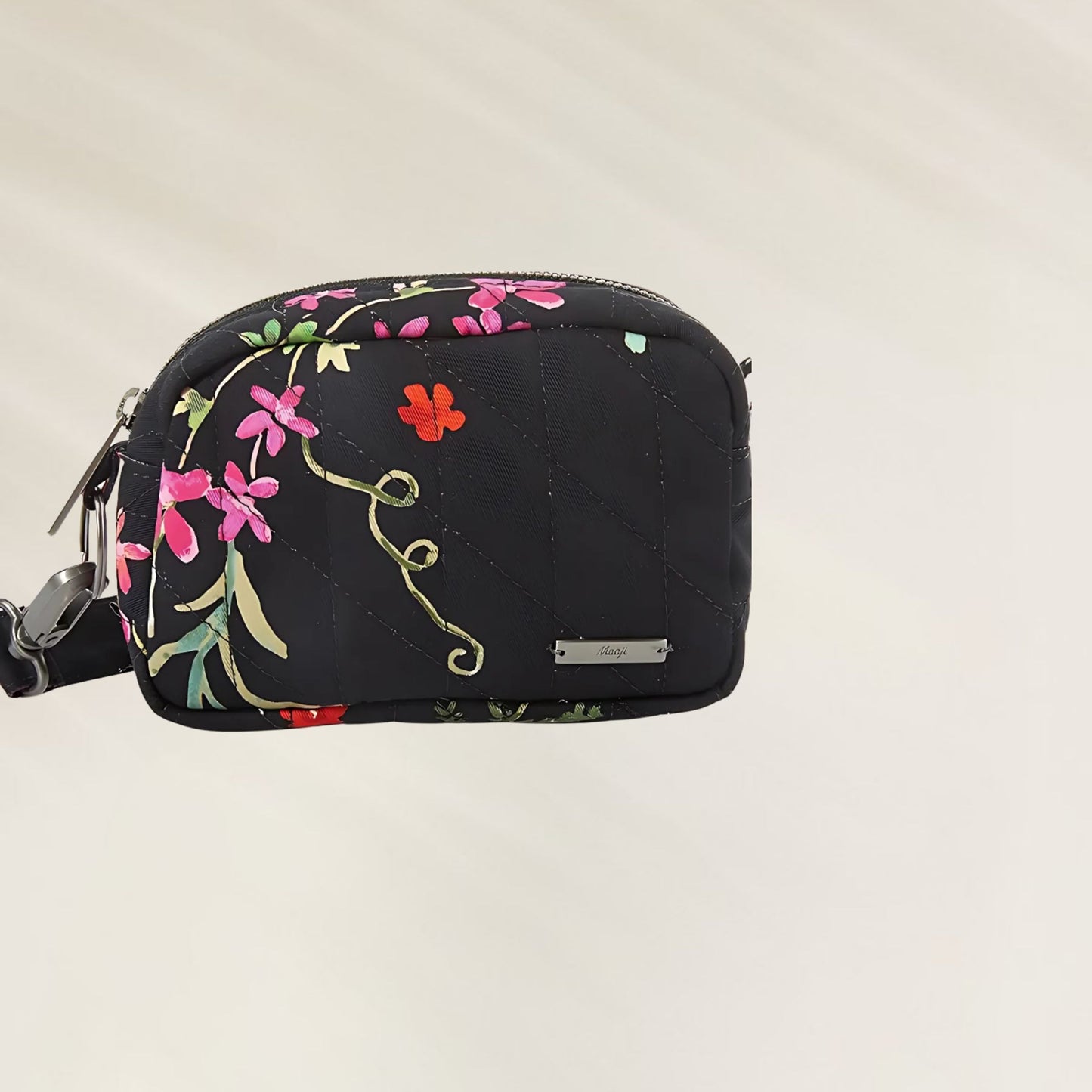 Bolsa Maaji preta matelassê com estampa floral colorida e zíper prático para uso diário