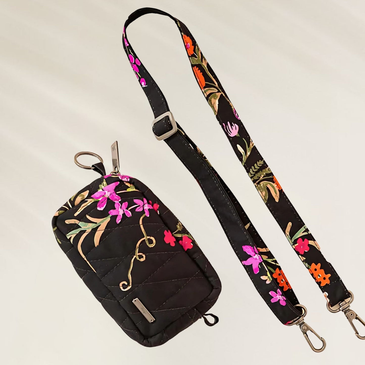 Bolsa Maaji em preto com flores coloridas e alça ajustável para uso diário e casual