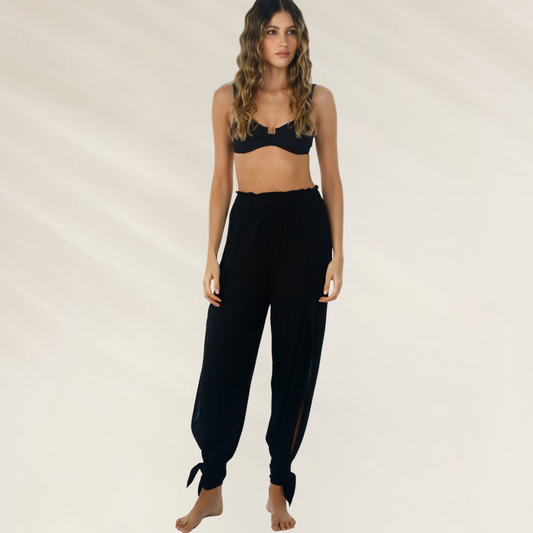 Modelo usando Calça Comprida Preta Malai – Elegância Casual para os teus Dias de Verão em tecido leve e confortável