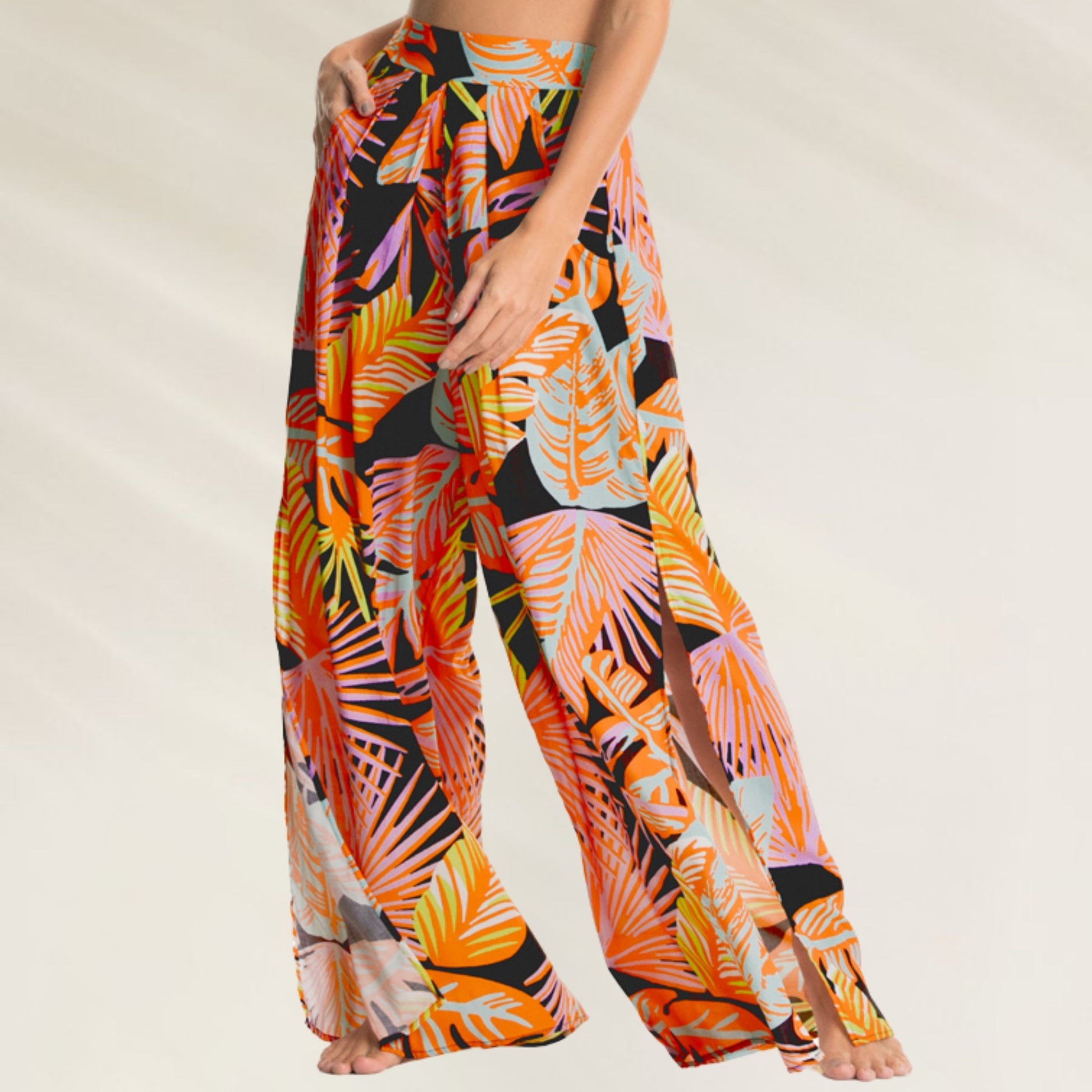 Calça Comprida Tropical com Aberturas da Maaji em estampa vibrante de folhas coloridas