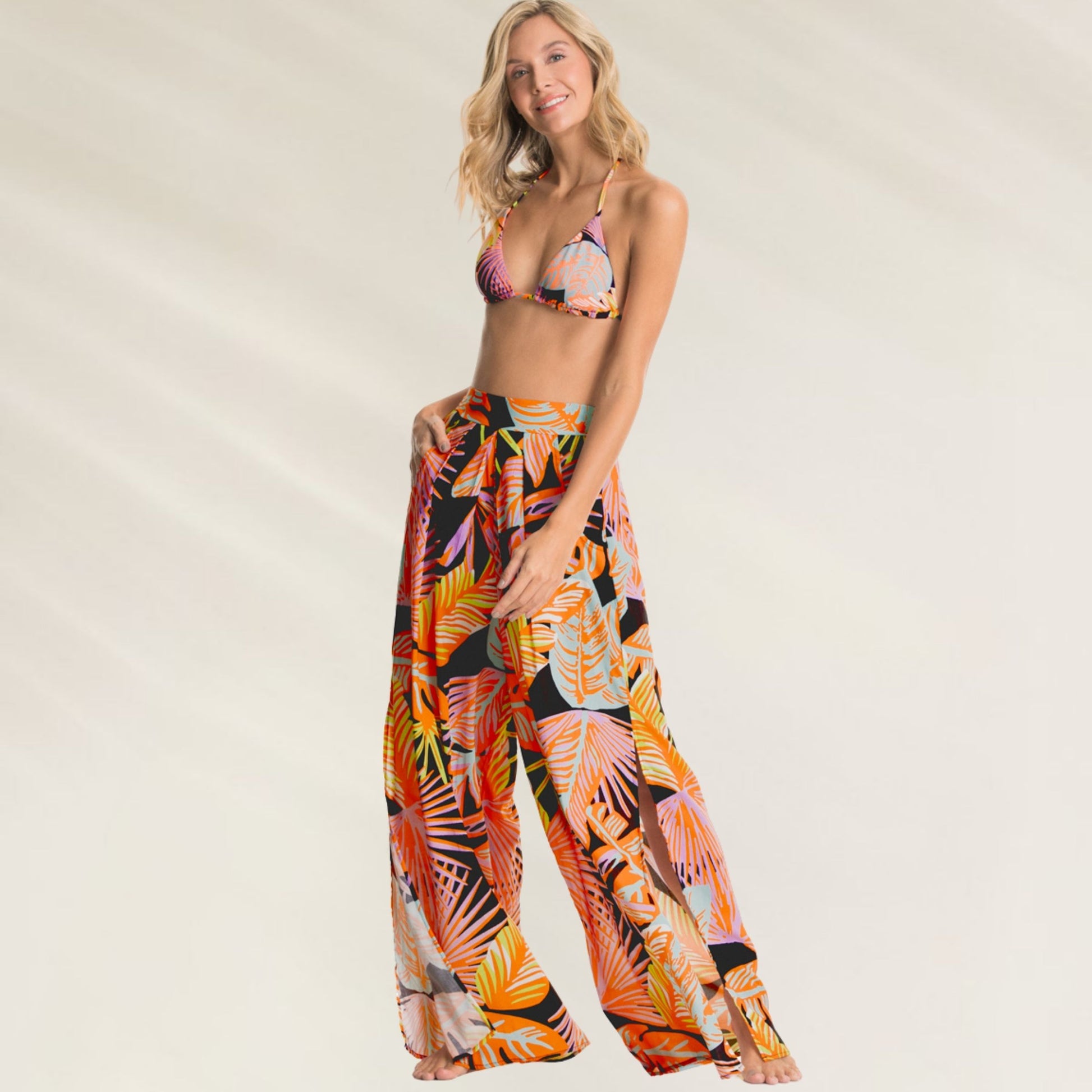 Calça Comprida Tropical com Aberturas da Maaji em estampa vibrante de folhas coloridas.