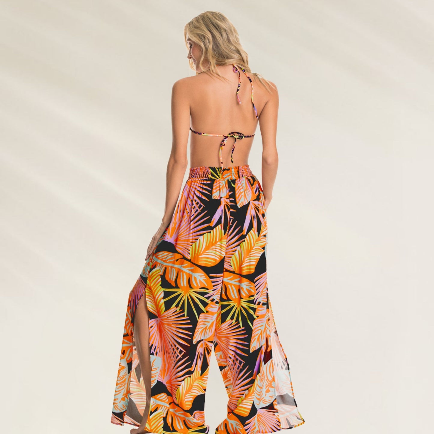 Calça Comprida Tropical com Aberturas da Maaji com estampa vibrante de folhas tropicais