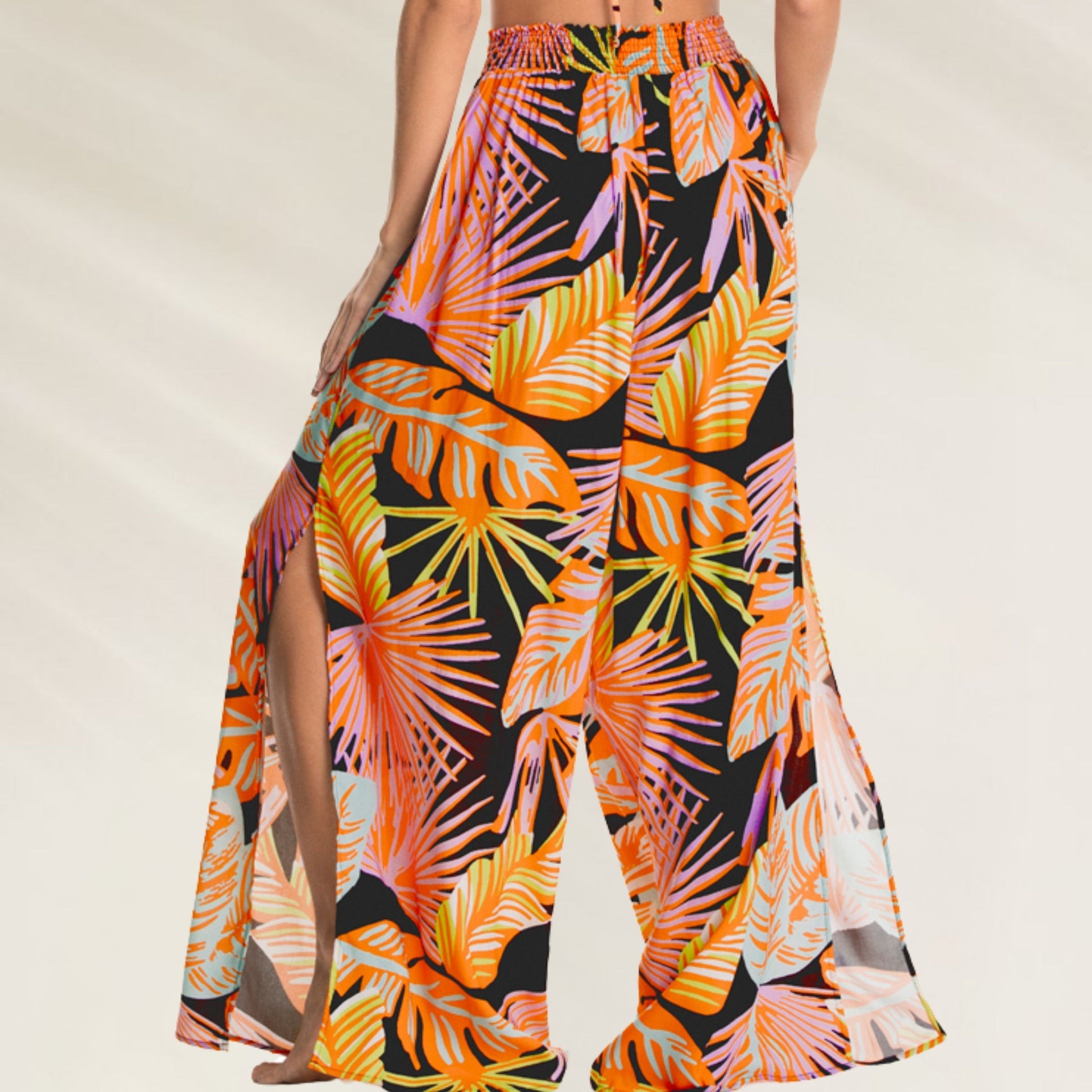 Calça Comprida Tropical com Aberturas da marca Maaji em estampa colorida de folhas vibrantes