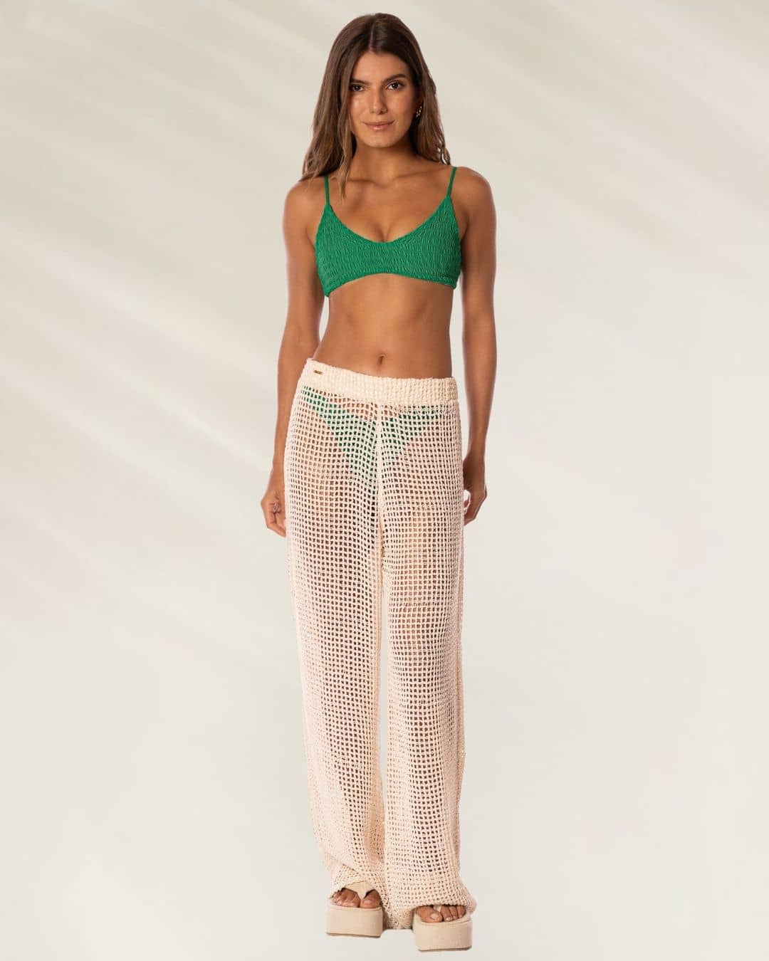 Calça Crochet Tropical Branca da Maaji, perfeita para looks de praia com estilo e conforto