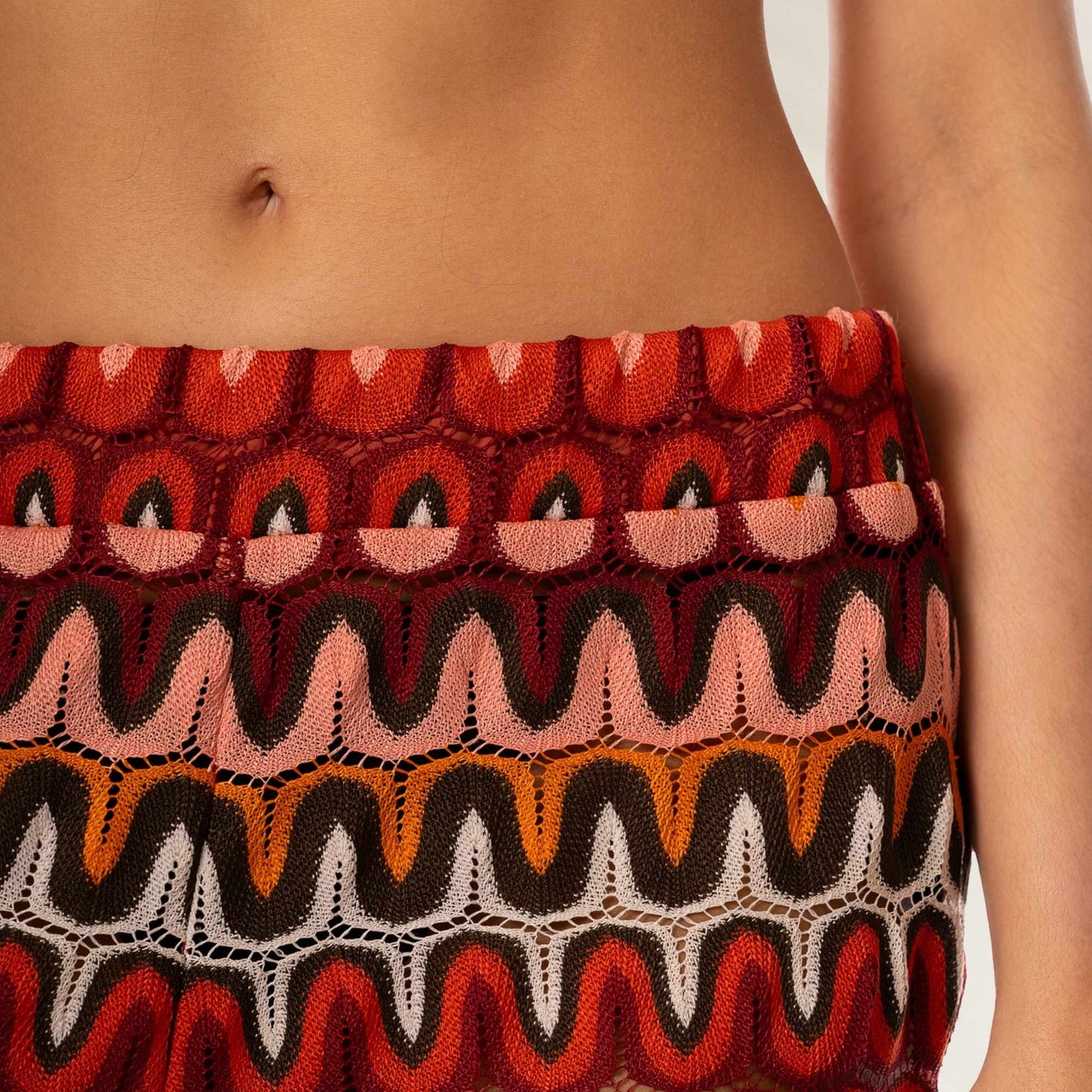 Calça Fluida Padrão Tropical com estampa vibrante e detalhes de crochê super estilosos