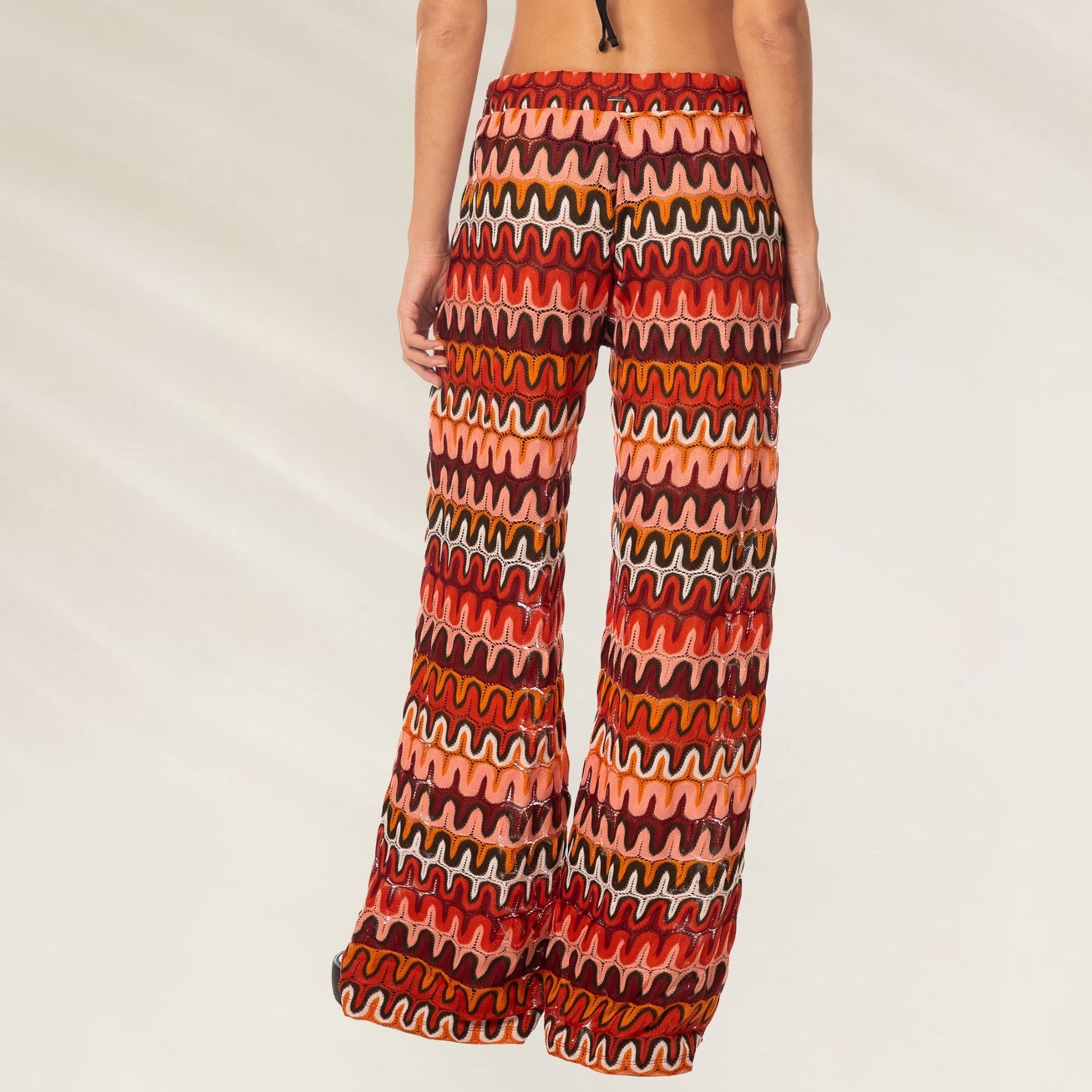 Calça Fluida Padrão Tropical da Maaji com estampa colorida em ondas para um look descontraído