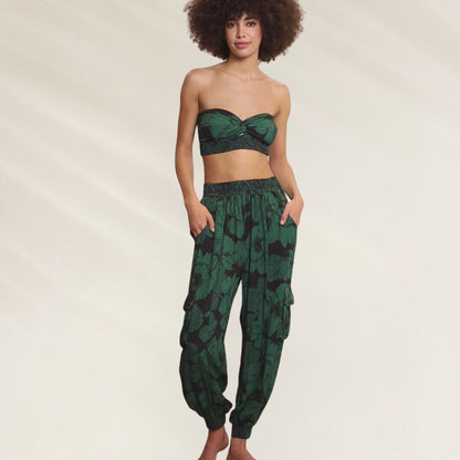 Calça cargo Maaji verde com estampa tropical e bolsos laterais para conforto e estilo