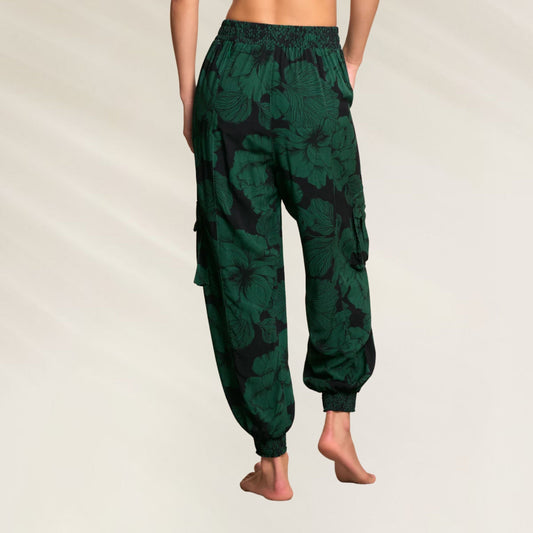 Calça Maaji com estampa de folhas verdes, design leve e confortável para uso casual