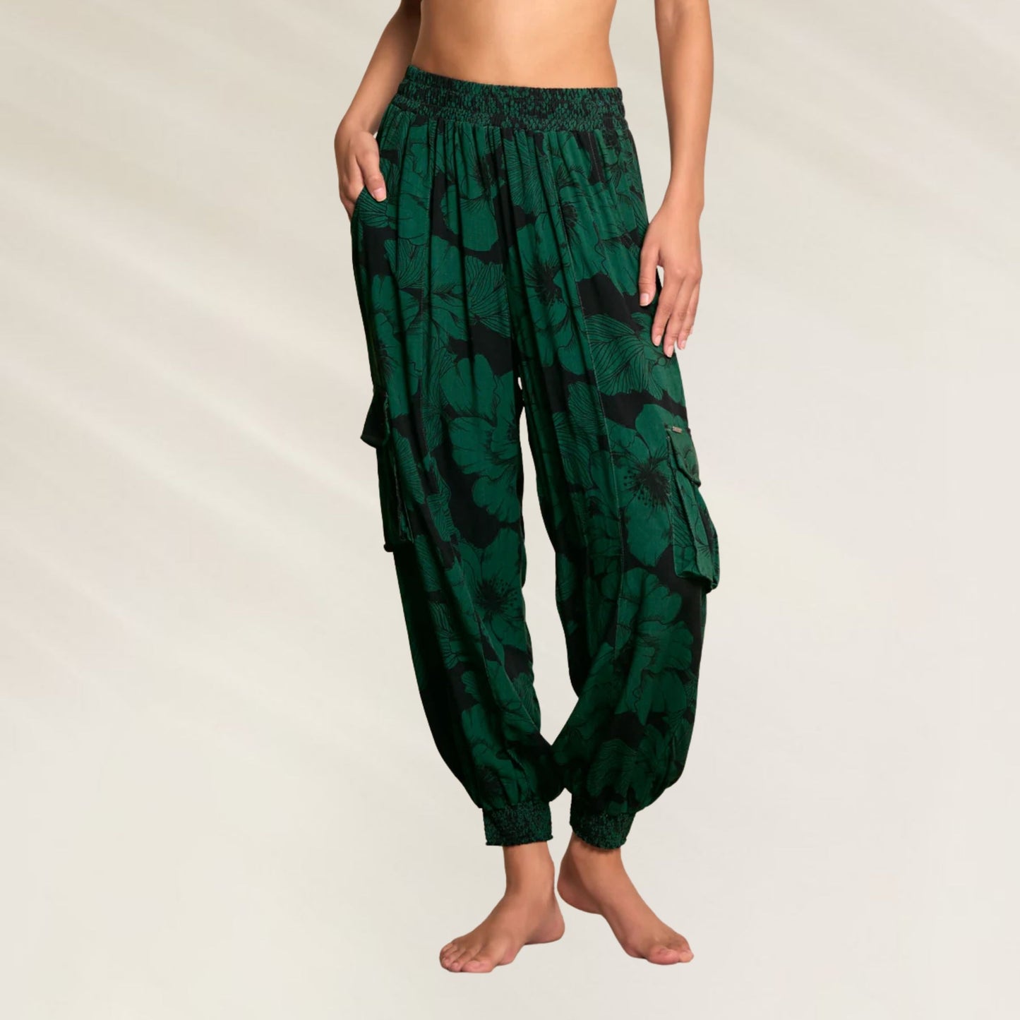 Calça Maaji Verde com Estampa de Folhas e Cintura Ajustável para Conforto e Estilo