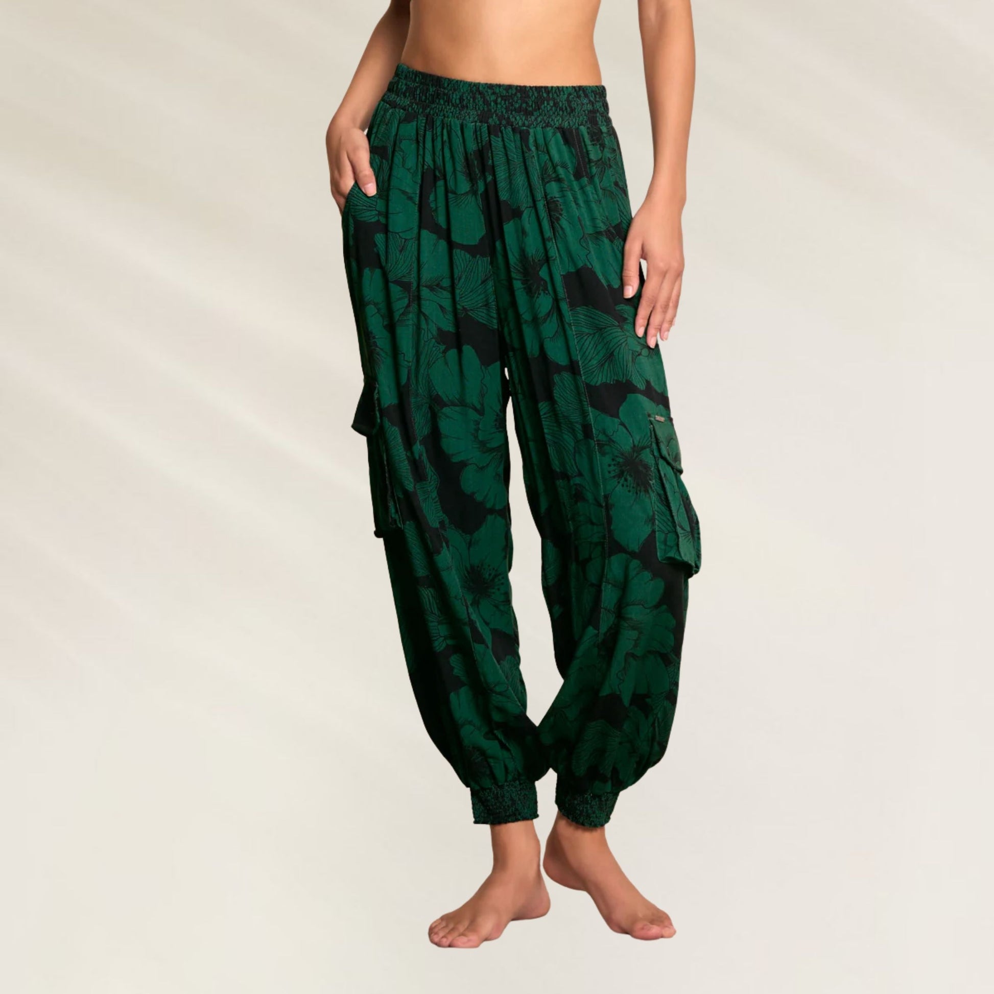 Calça Maaji Verde com Estampa de Folhas e Cintura Ajustável para Conforto e Estilo