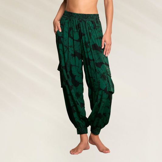 Calça Maaji Verde com Estampa de Folhas e Cintura Ajustável para Conforto e Estilo