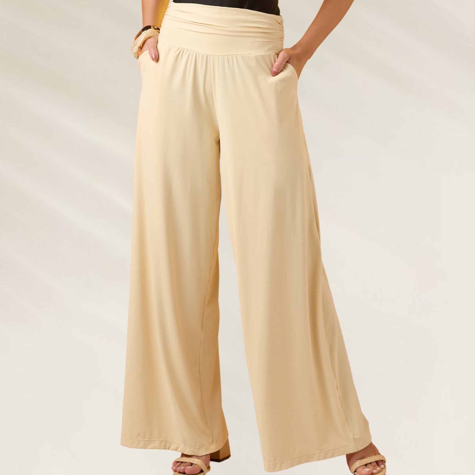 Calça Pantalona Elegante Luna Areia com modelagem ampla e confortável em tom neutro
