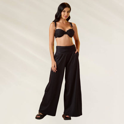 Modelo usando a Calça Pantalona Elegante Luna Preta, ideal para looks casuais e sofisticados