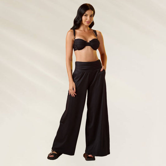 Modelo usando a Calça Pantalona Elegante Luna Preta, ideal para looks casuais e sofisticados