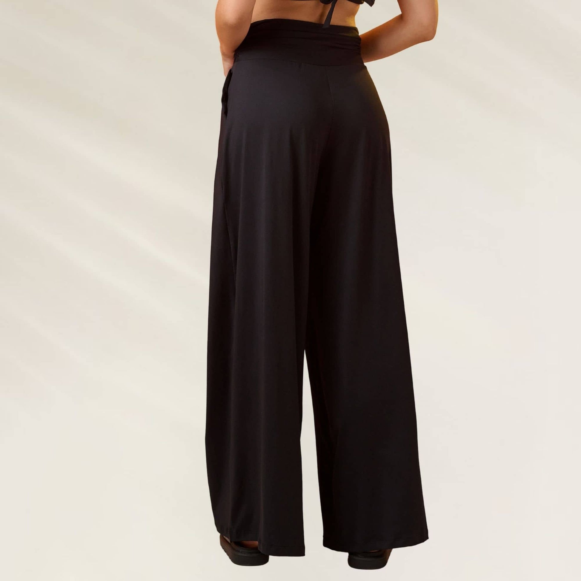 Calça Pantalona Elegante Luna Preta com caimento solto e confortável para ocasiões casuais ou formais
