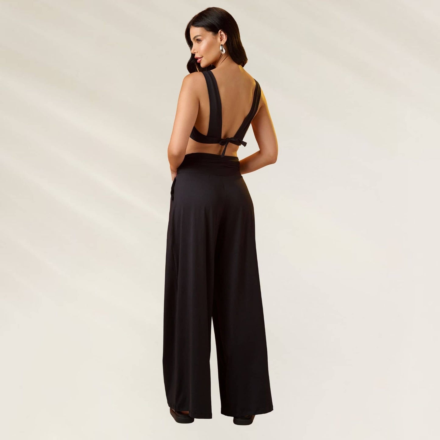 Vista traseira da Calça Pantalona Elegante Luna Preta da Debrisa, destacando seu design sofisticado.