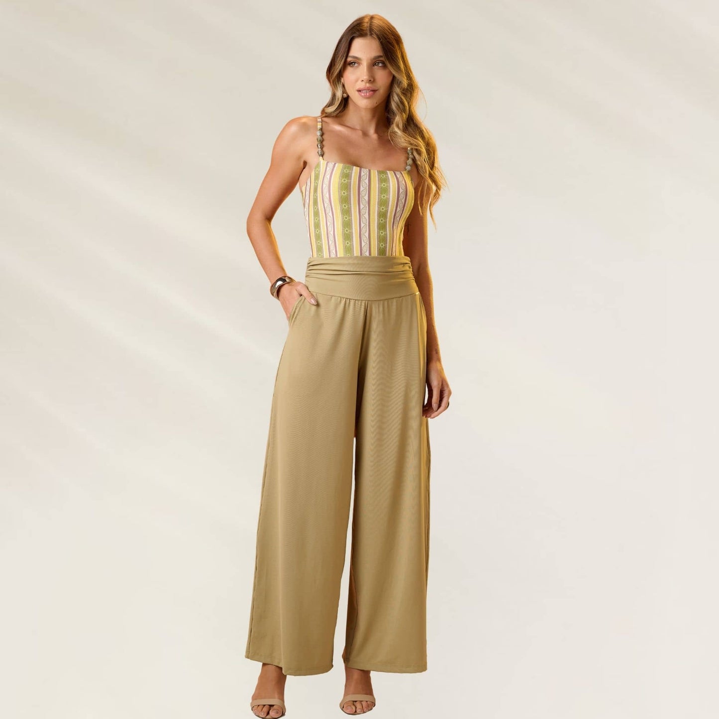 Calça Pantalona Elegante Vega Tatu em tom bege, ideal para looks sofisticados no verão