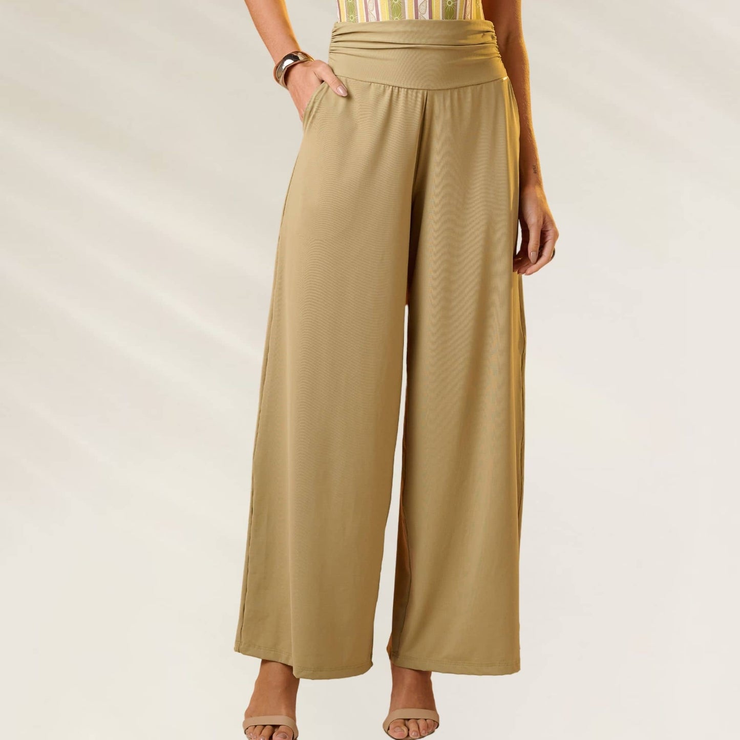 Calça Pantalona Elegante Vega Tatu em tom bege, ideal para looks sofisticados e confortáveis