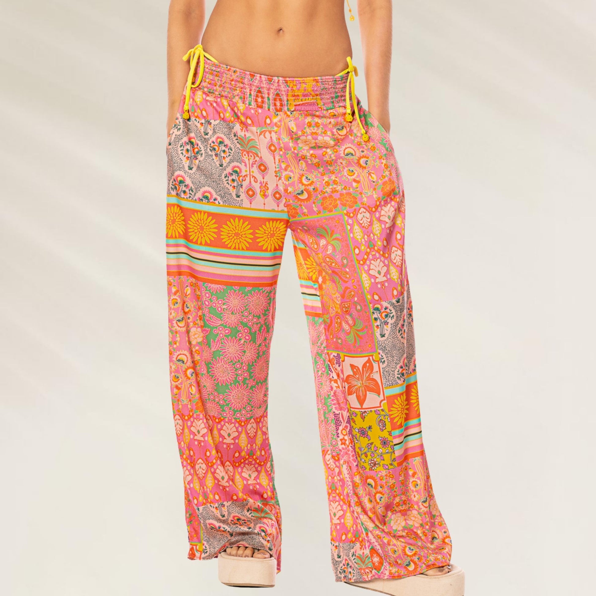 Calças Boho Damask Marsala da Maaji em estampas vibrantes com cós ajustável e design amplo