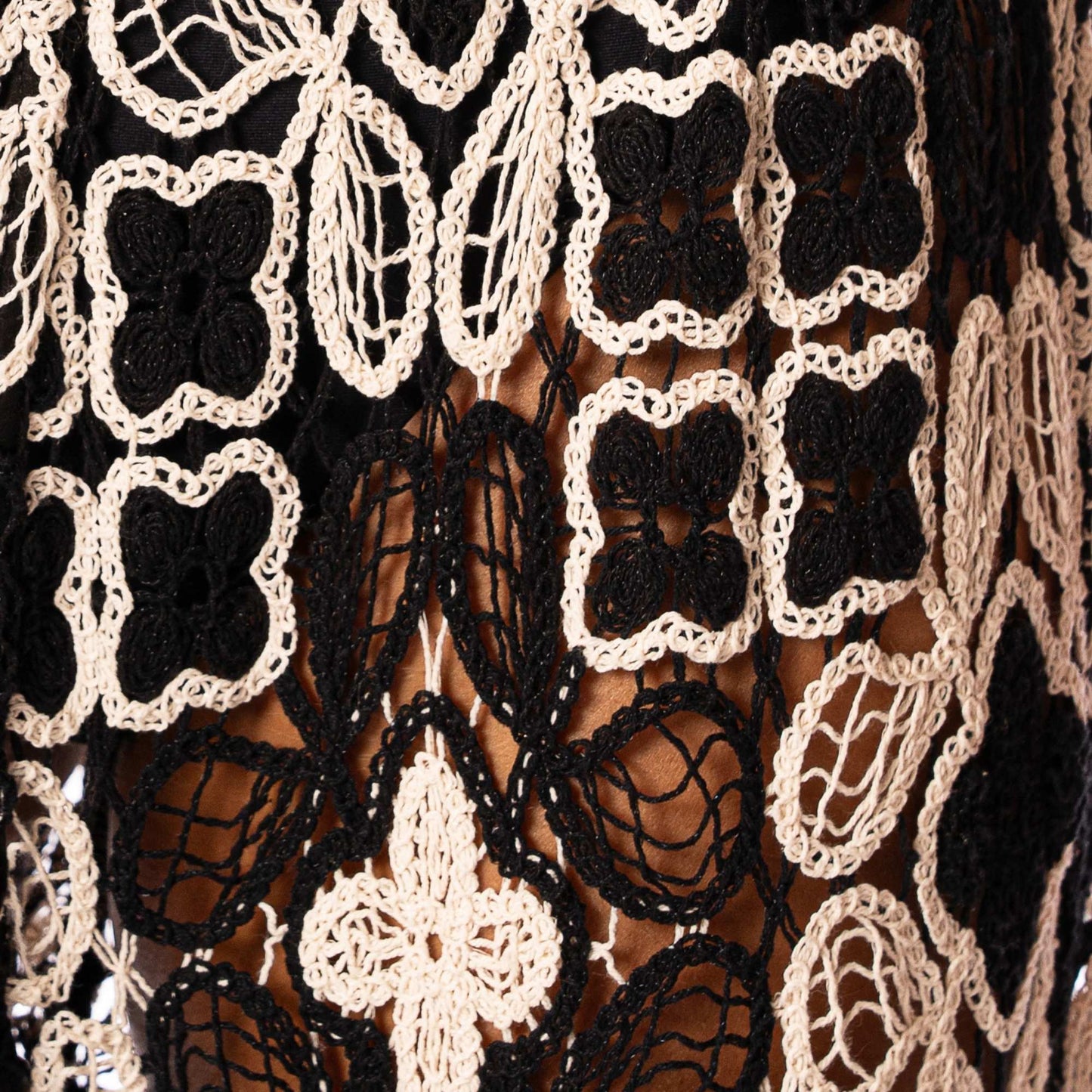 Calças Crochet Floral em detalhes com padrão delicado em preto e bege, ideal para ocasiões de verão