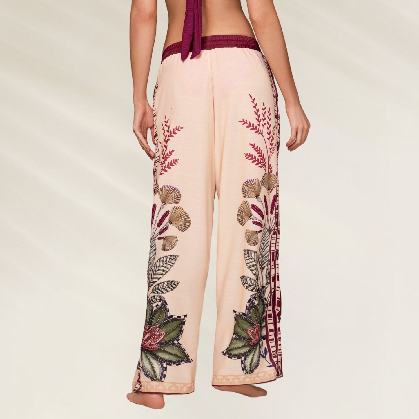 Calças Kartel Solasta com estampa floral vibrante, perfeitas para um look descontraído e estiloso.