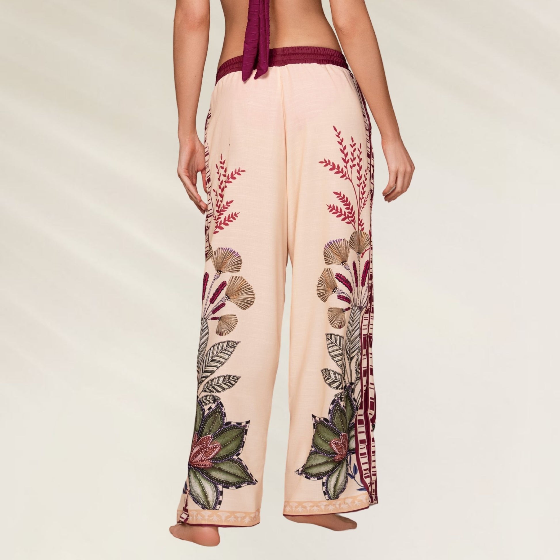 Calças Kartel Solasta com estampa floral vibrante, perfeitas para um look descontraído e estiloso.