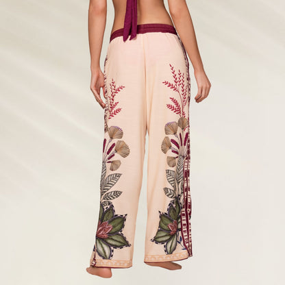 Calças Kartel Solasta com estampa floral vibrante, perfeitas para um look descontraído e estiloso.