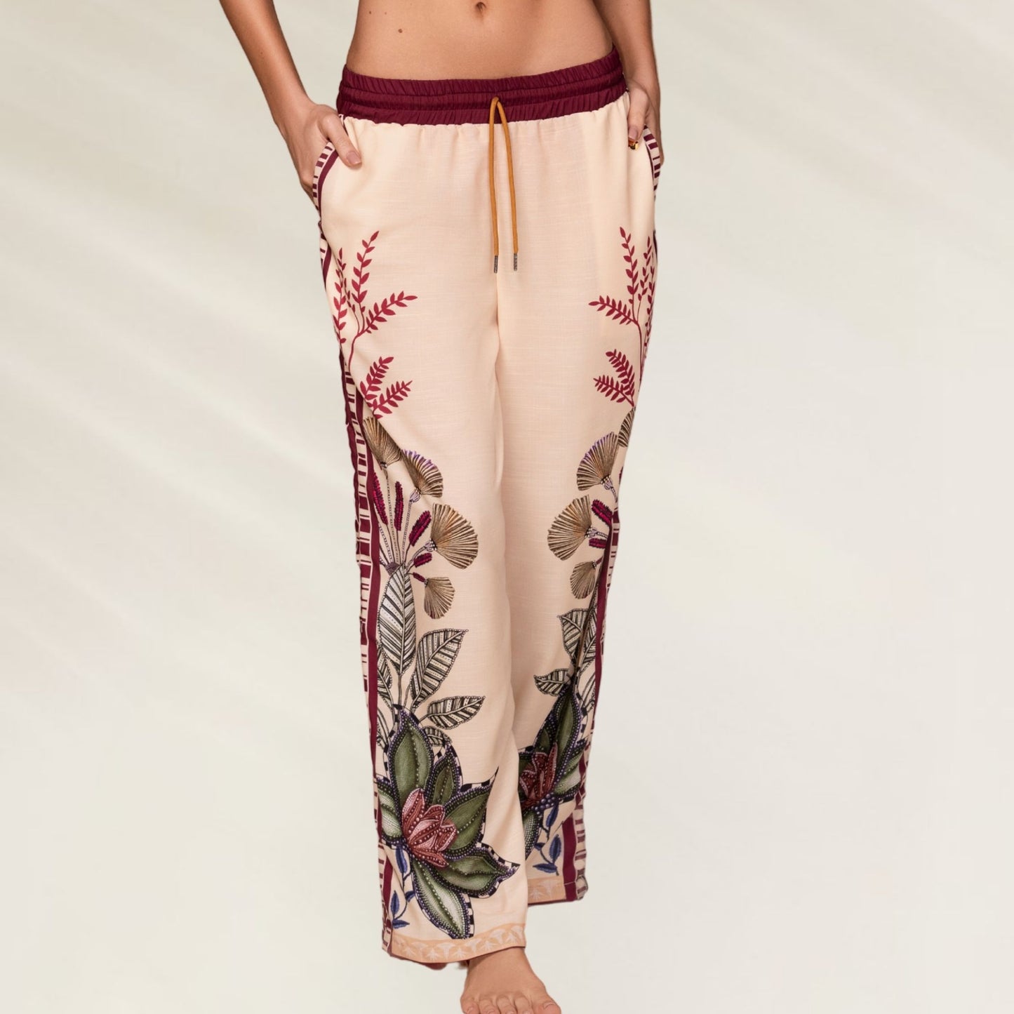 Calças Kartel Solasta com estampa floral e bolso lateral, perfeitas para conforto e estilo