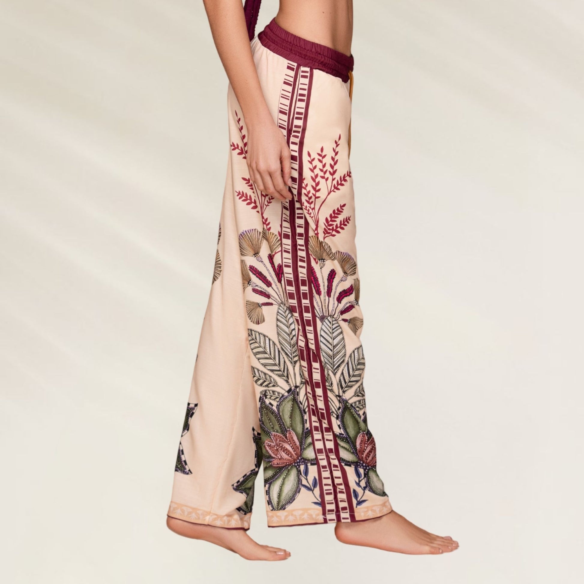 Calças Kartel Solasta com estampa floral e modelagem confortável ideal para o verão