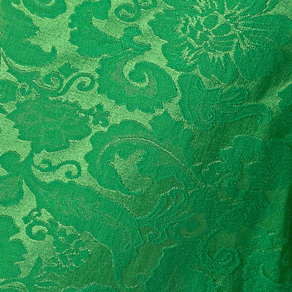 Detalhe das Calças Largas Texturizadas verdes da Maaji, com padrão floral elegante