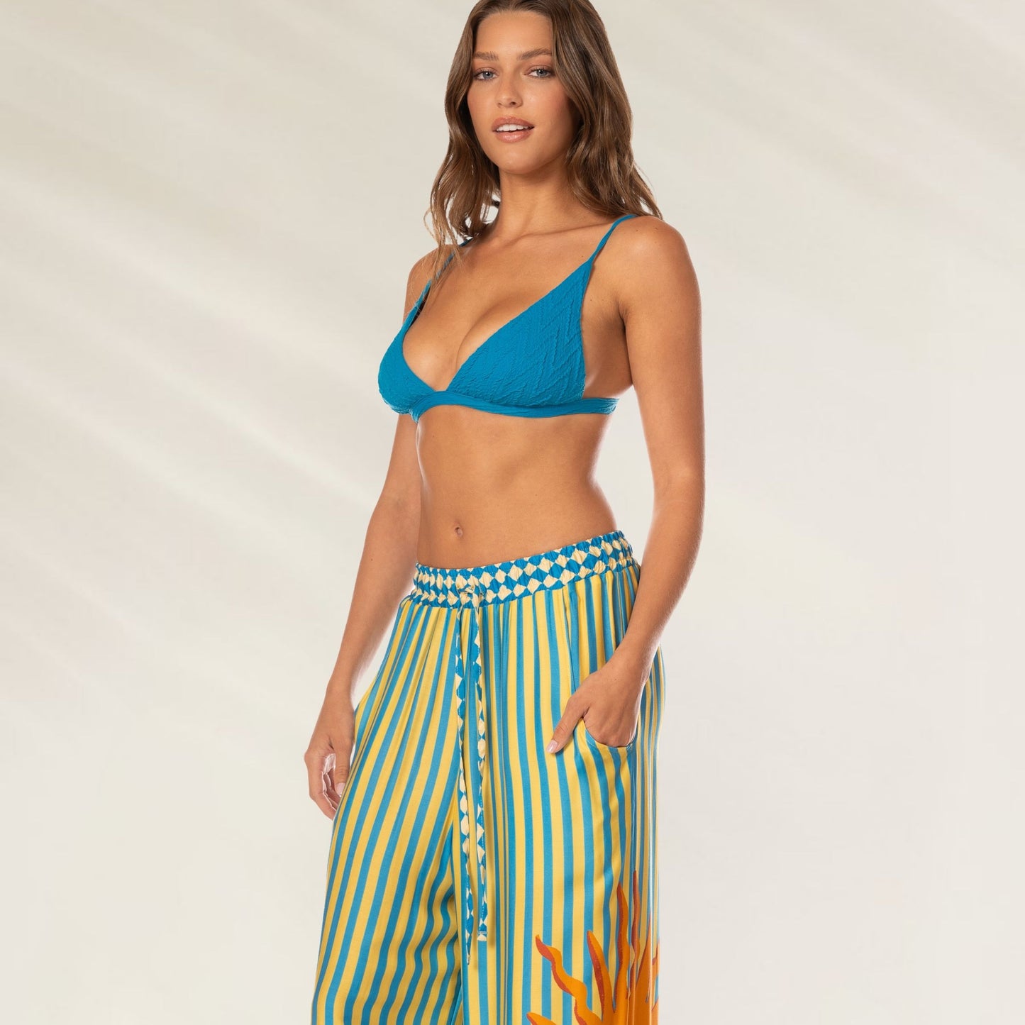 Calças Tropic Camouflage Ophelia da Maaji com estampa colorida e bolsos laterais