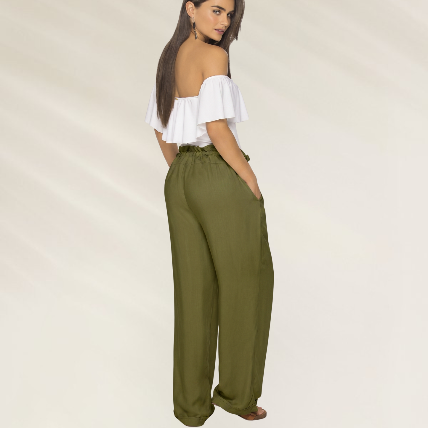 Modelo usando calças verde militar flow com cintura alta e bolso, ideal para looks elegantes e confortáveis