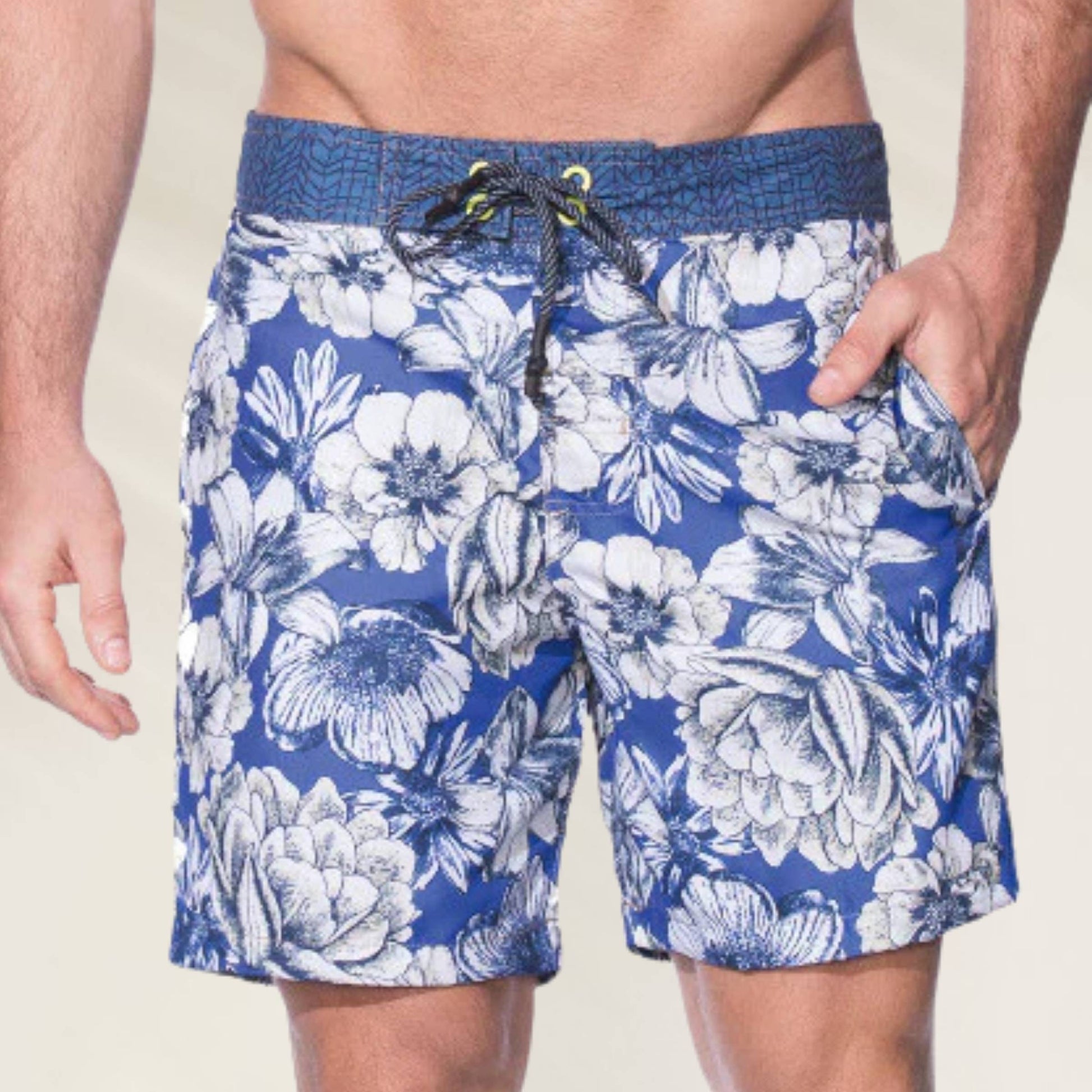Calções de Banho Homem Blue Flowers da Maaji com estampa floral em tons de azul