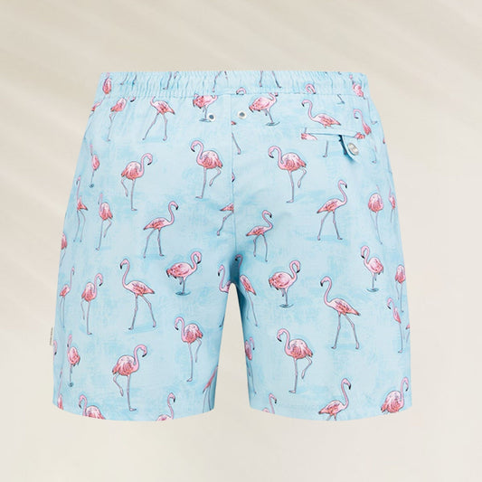 Calções de Banho Homem Flamingo Blue com estampa de flamingos em fundo azul claro