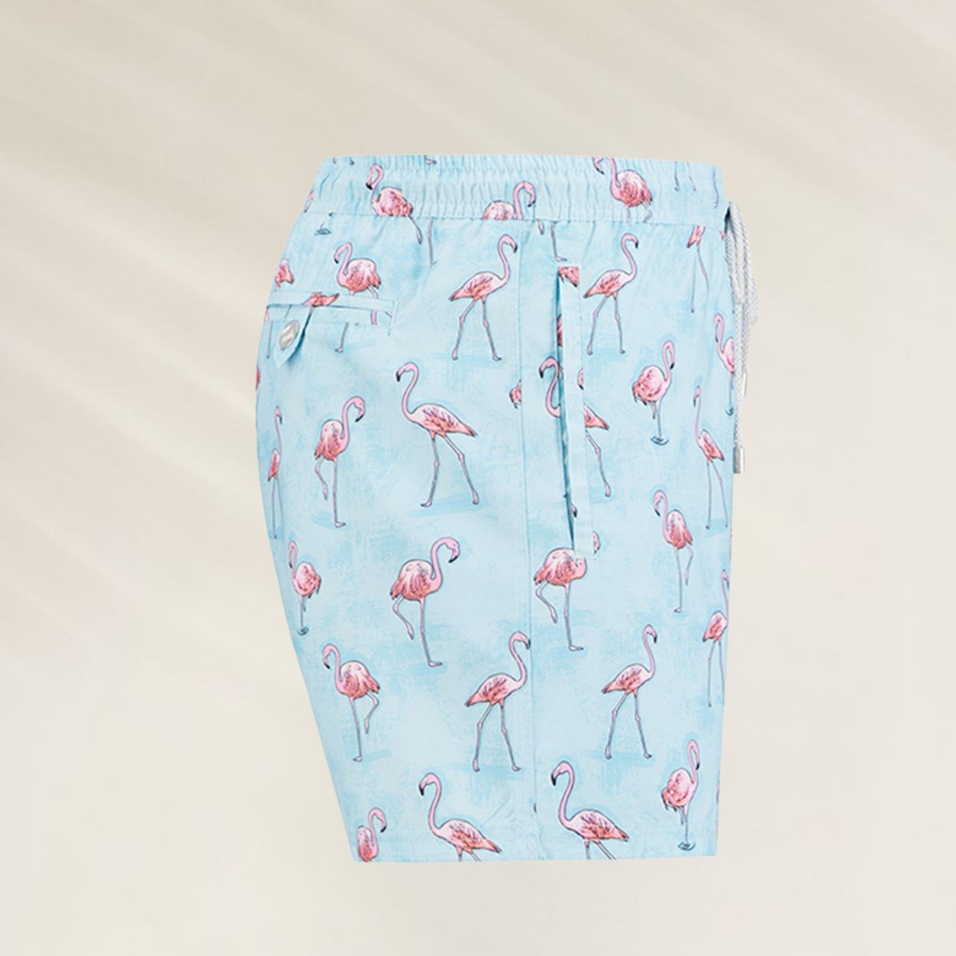 Calções de Banho Homem Flamingo Blue com estampa de flamingos em fundo azul claro.