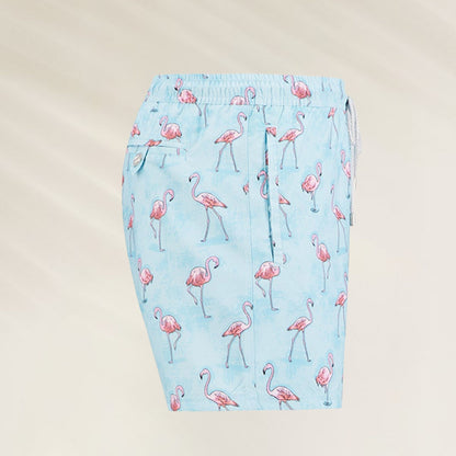 Calções de Banho Homem Flamingo Blue com estampa de flamingos em fundo azul claro.