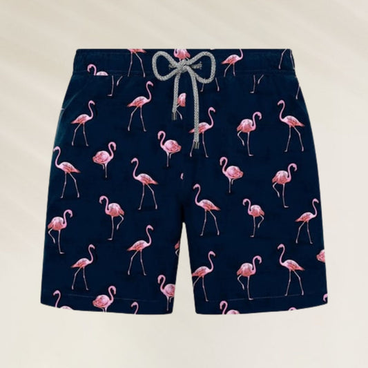 Calções de Banho Homem Flamingo Navy com estampa vibrante de flamingos em fundo azul escuro