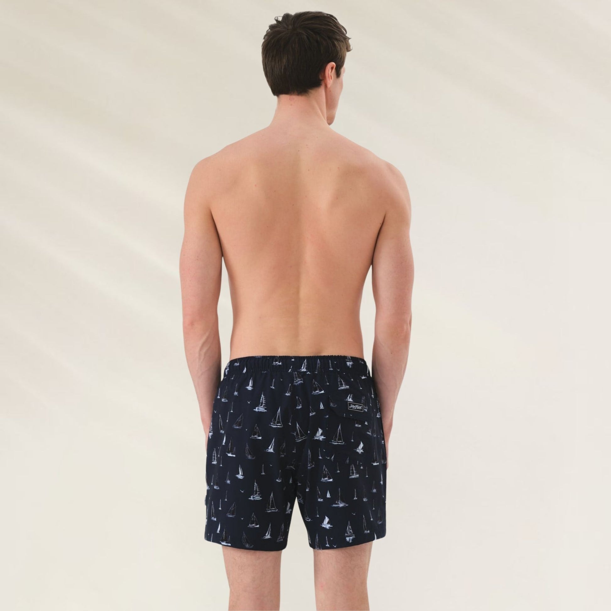 Calções de Banho Homem Sail da John Frank com estampa de barcos em fundo escuro, vista traseira