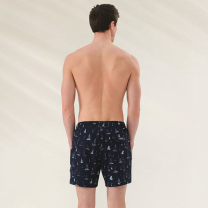 Calções de Banho Homem Sail da John Frank com estampa de barcos em fundo escuro, vista traseira