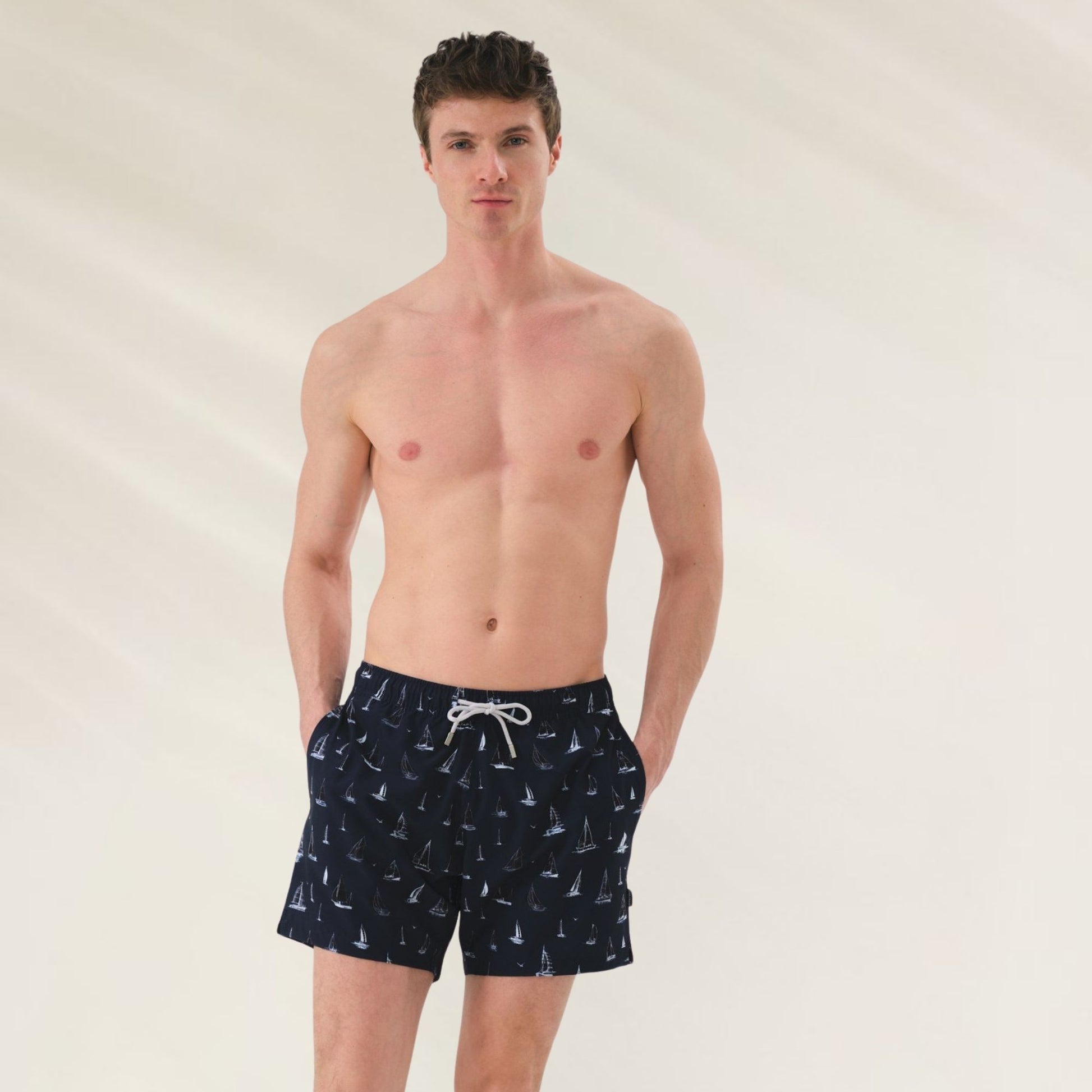 Calções de Banho Homem Sail em azul marinho com estampa de barcos e cordão ajustável