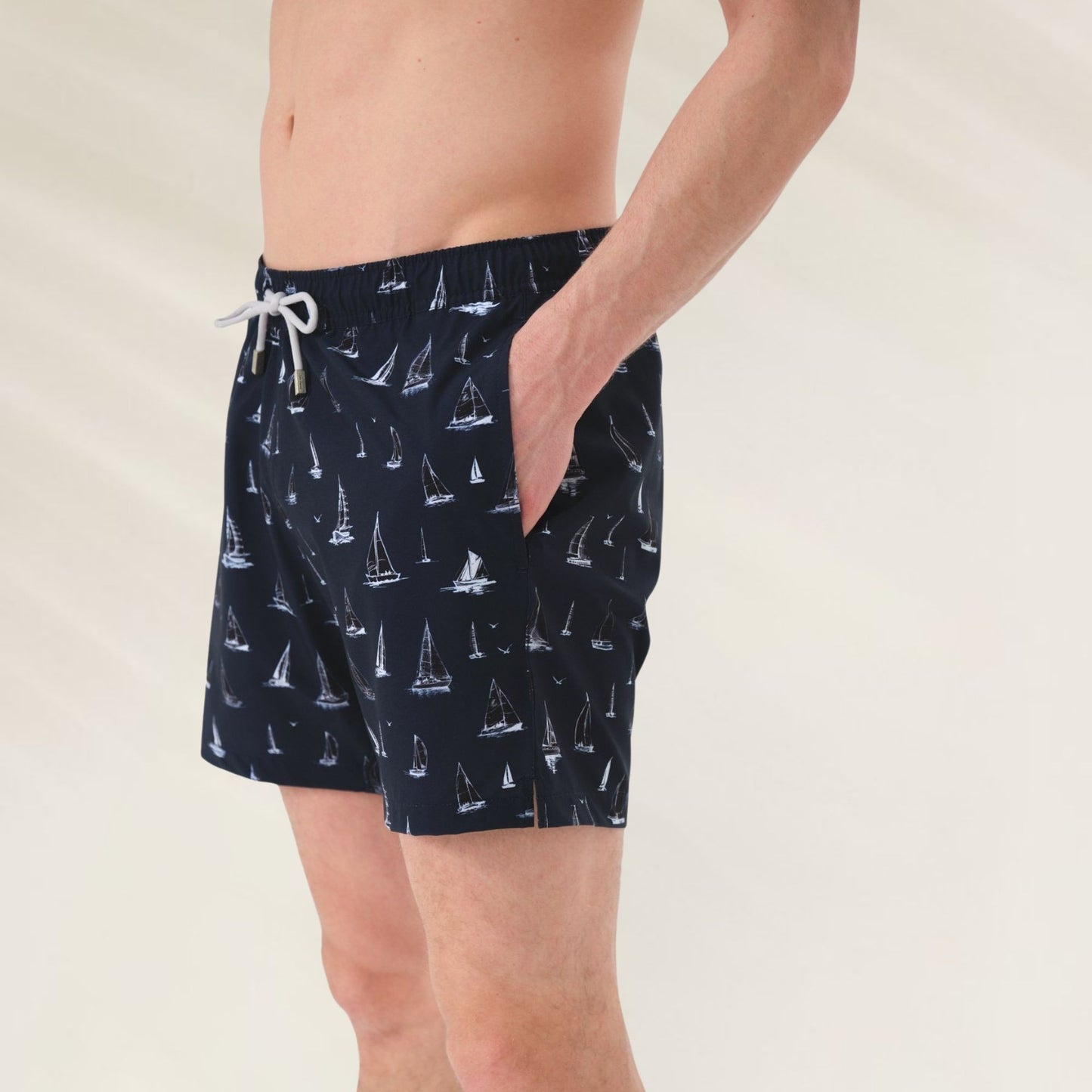 Calções de Banho Homem Sail da John Frank em fundo azul com estampa de barcos à vela