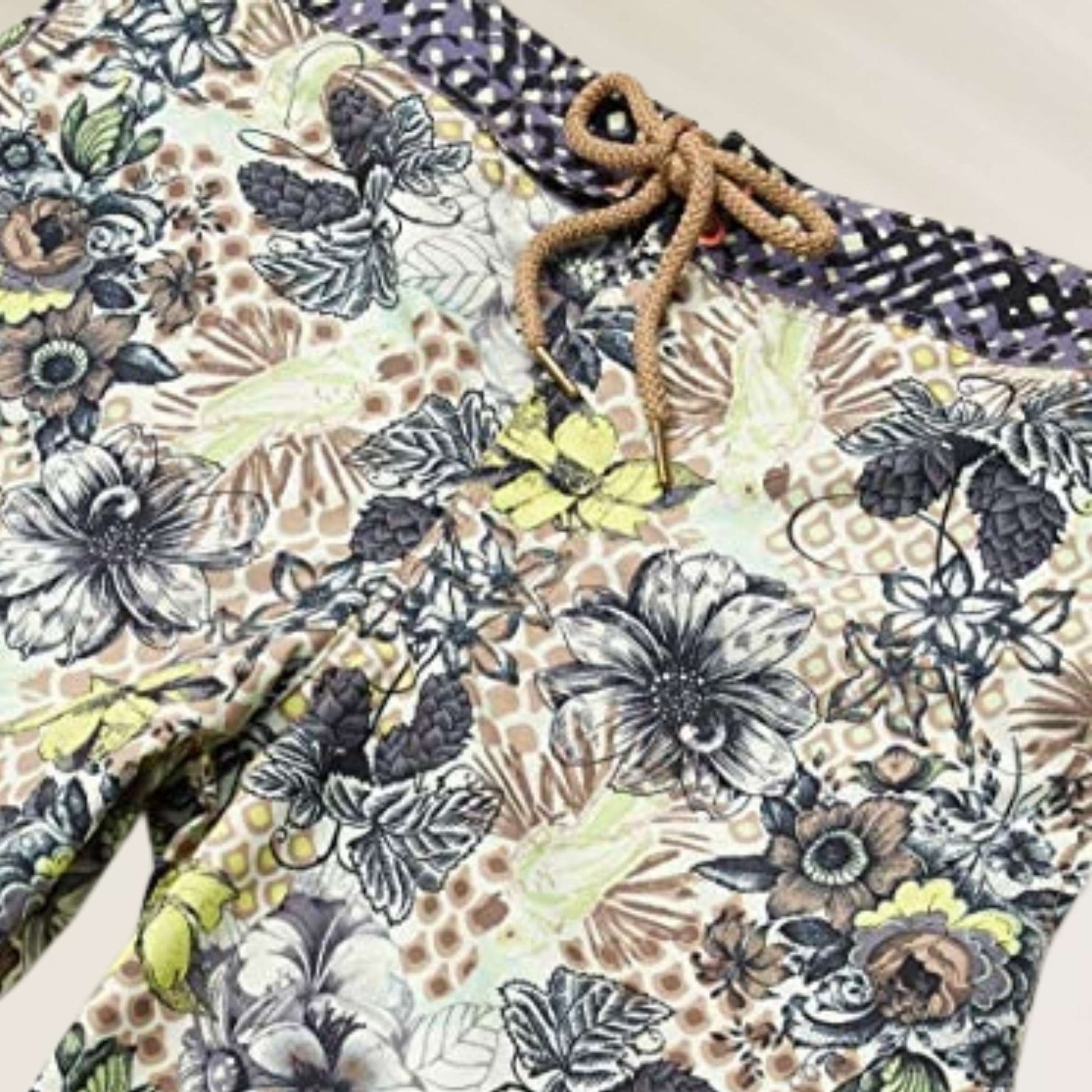 Calção de banho Maaji com estampa floral vintage e cordão de ajuste, ideal para o verão. Calções de Banho Homem Vintage Floral.