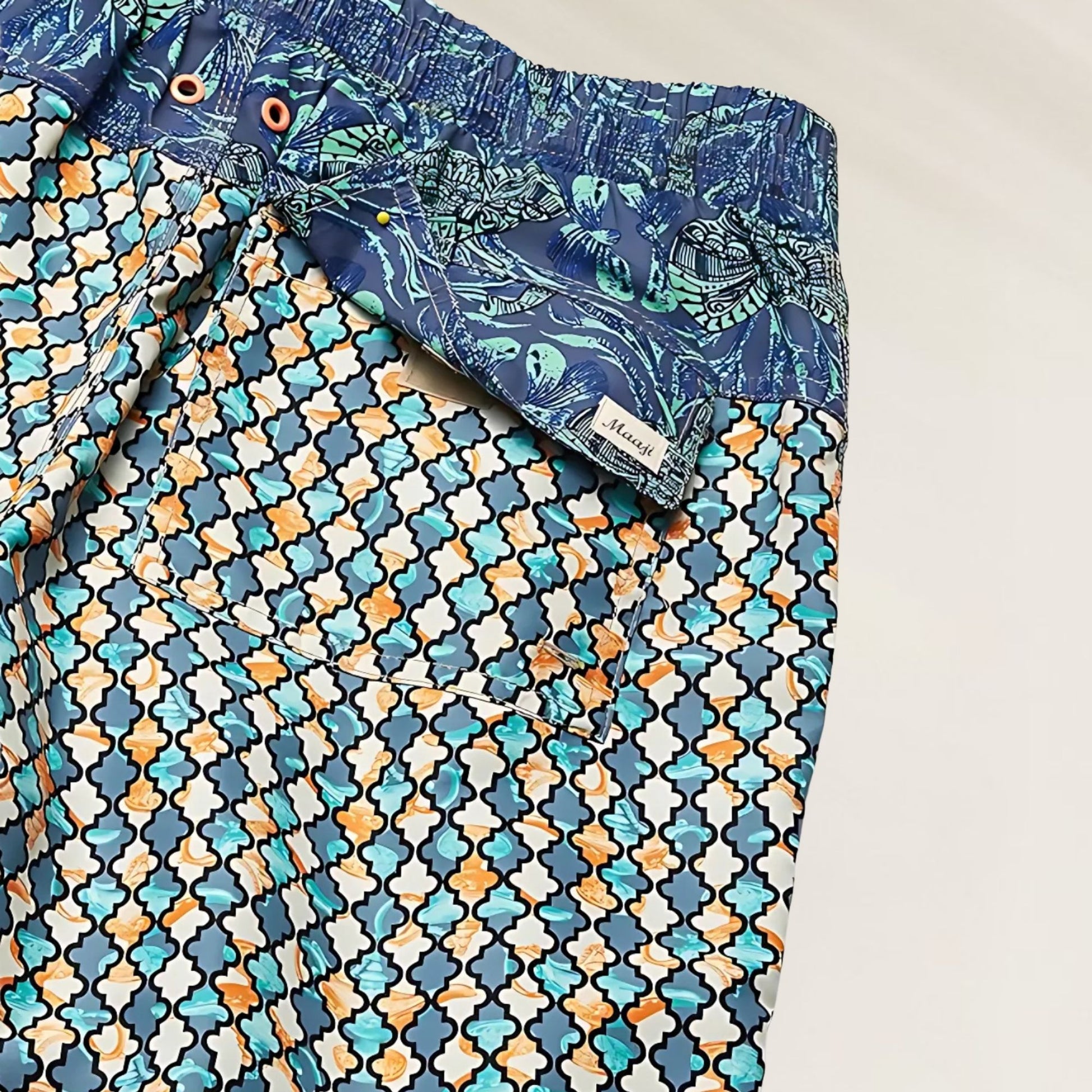 Calções de Banho Mosaic Blue da Maaji com estampa vibrante e bolsos laterais