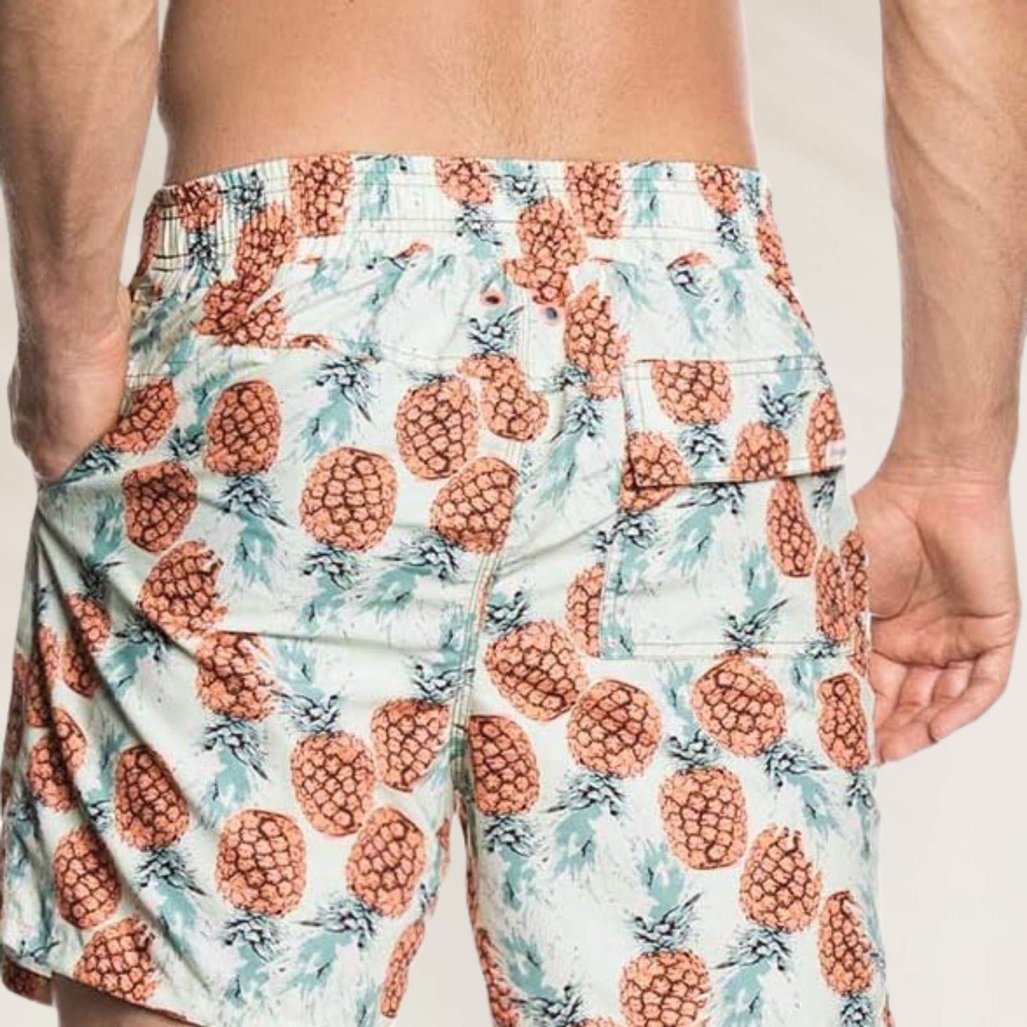 Calções de Banho Pineapple da Maaji com estampa de abacaxi e bolso traseiro prático