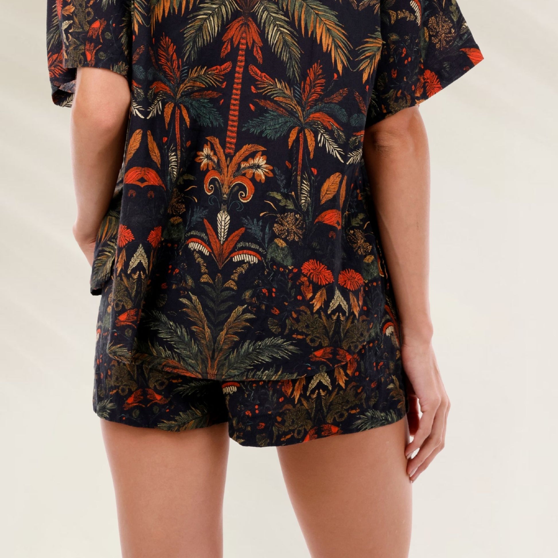 Conjunto de verão com camiseta e Calções Jade Oasis Brisa estampados com palmeiras coloridas