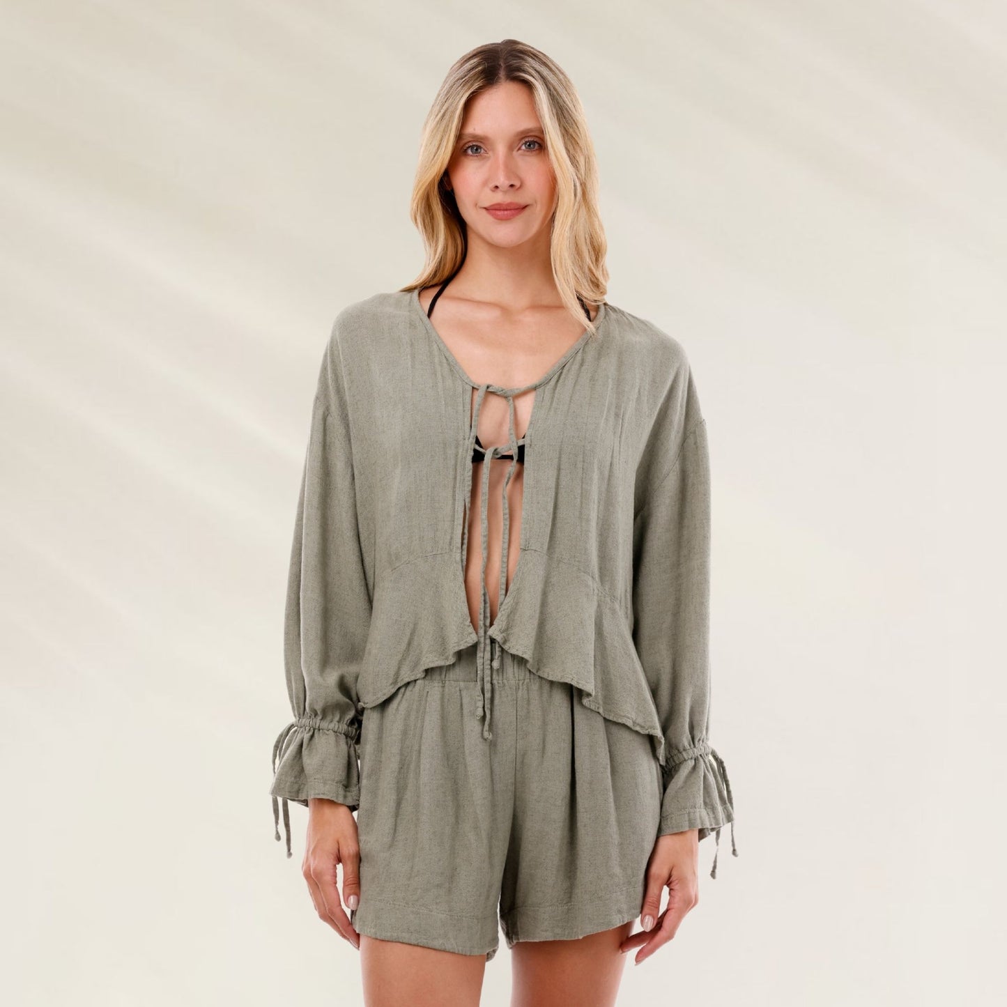 Lookbook com modelo usando Calções Serenity Green Linen Vento em um fundo claro e suave