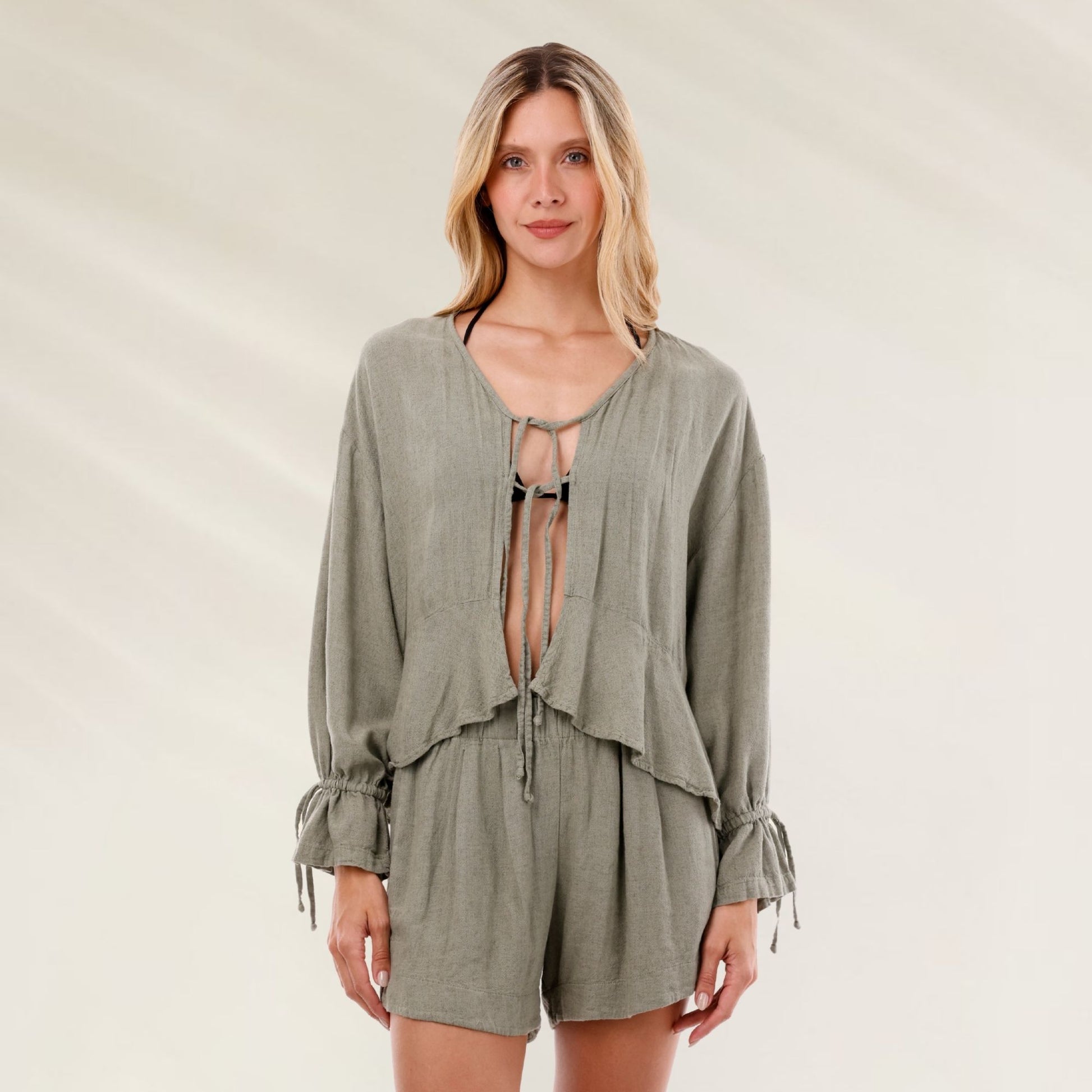 Lookbook com modelo usando Calções Serenity Green Linen Vento em um fundo claro e suave