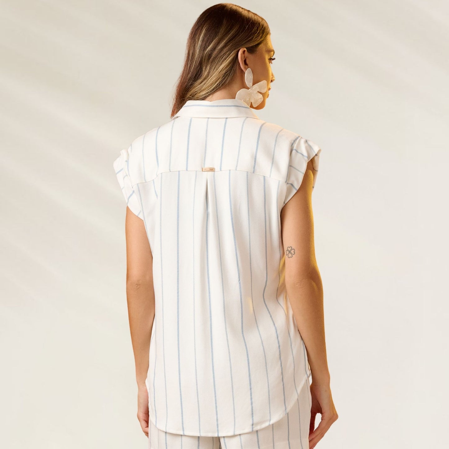 Camisa Branca às Riscas Azuis em Viscose com mangas curtas e detalhe nas costas