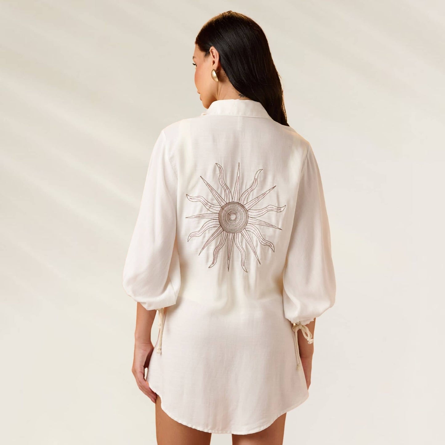 Camisa em Viscose Slub branca com estampa de sol no verso e mangas bufantes